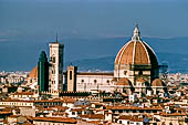 Firenze - La cattedrale di Santa Maria del Fiore con la cupola del Brunelleschi e il campanile di Giotto. 